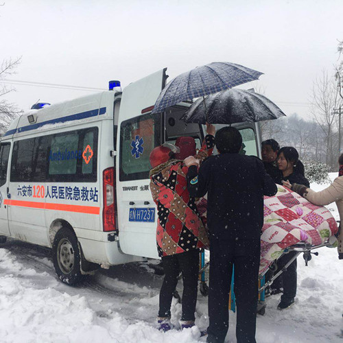 市人民醫(yī)院急救站在風(fēng)雪中搶救轉(zhuǎn)運(yùn)患者.jpg