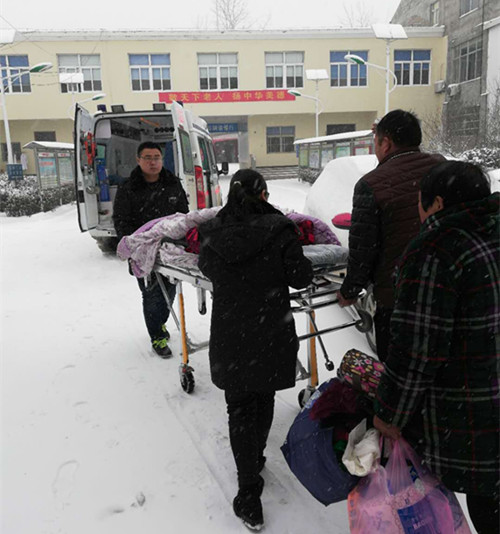 市中醫(yī)院在風(fēng)雪中轉(zhuǎn)運(yùn)患者.jpg