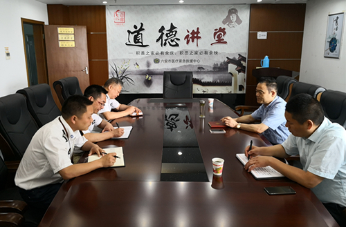 中心負(fù)責(zé)人涂有運正在匯報中心工作情況_副本.jpg