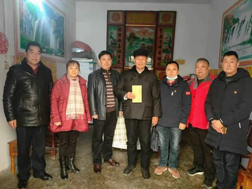 為農(nóng)戶家庭送去慰問金1.jpg