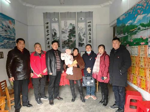 為村民送去慰問金2.jpg