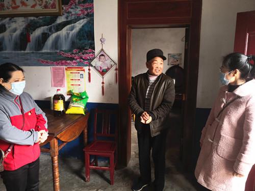 為農(nóng)戶家庭送去米、油.jpg